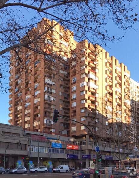 Immeuble residentiel dans Madrid, Madrid à vendre - Photo de l’immeuble – Image 2 sur 2