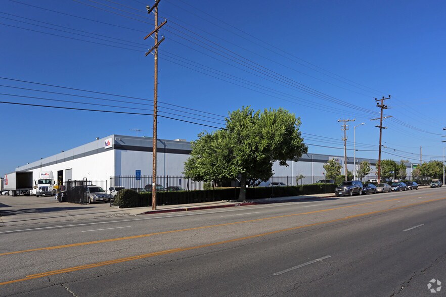 11330-11360 Sherman Way, North Hollywood, CA à louer - Photo de l’immeuble – Image 2 sur 6