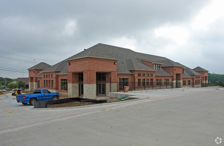 7999 West Virginia Dr, Dallas, TX à louer - Photo de l’immeuble – Image 3 sur 18