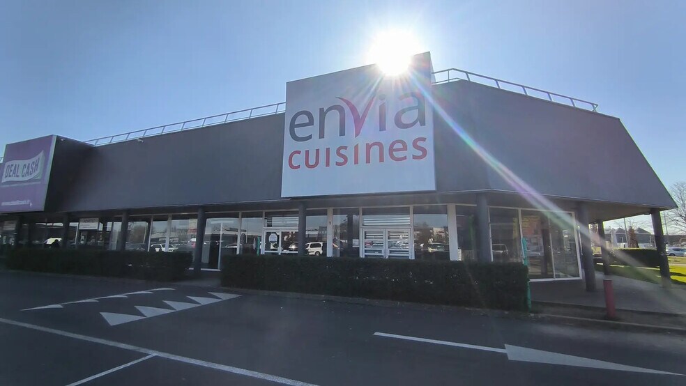 Local commercial dans Coignières à louer - Photo de l’immeuble – Image 1 sur 4