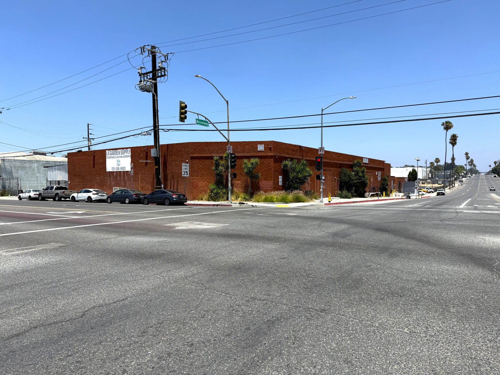 13435 S Broadway, Los Angeles, CA à vendre Photo de l’immeuble– Image 1 sur 3