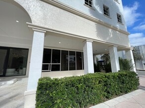 2000 Ponce de Leon Blvd, Coral Gables, FL à louer Photo intérieure– Image 1 sur 5