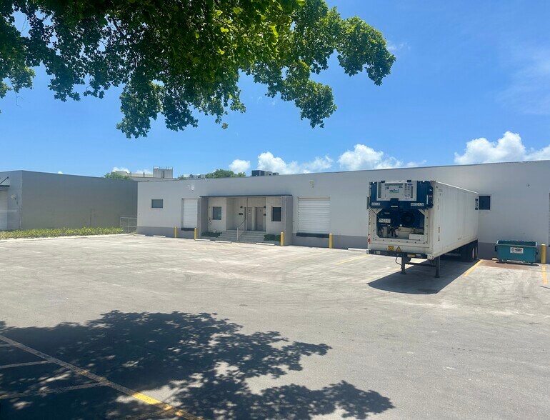 150 NW 176th St, Miami, FL à louer - Photo de l’immeuble – Image 3 sur 3