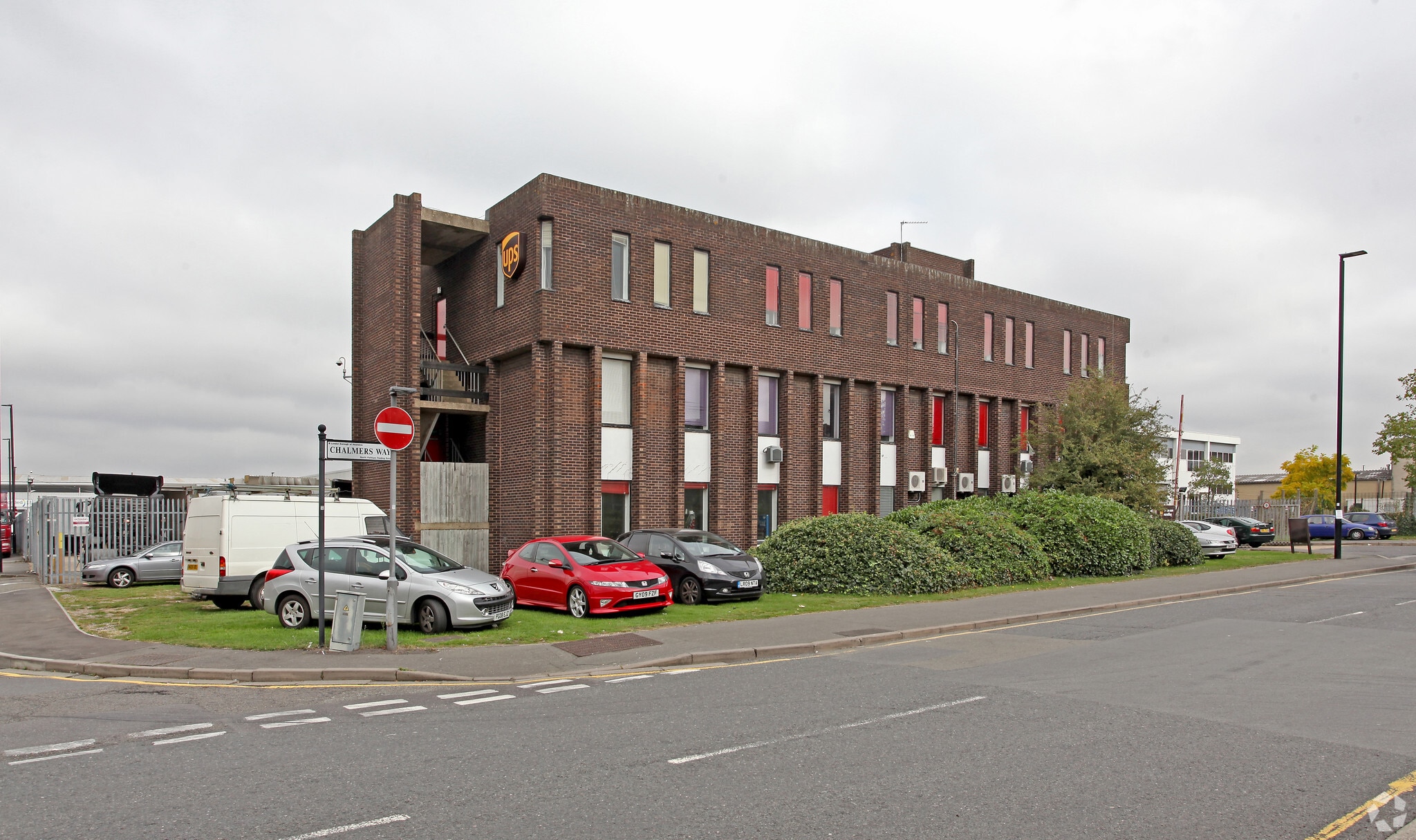Central Way, Feltham à louer Photo principale– Image 1 sur 24