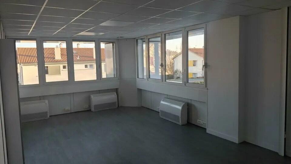 Bureau dans Bron à louer - Photo intérieure – Image 2 sur 7