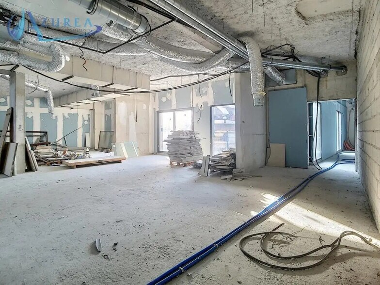 Local commercial dans Cagnes-sur-Mer à louer - Photo de l’immeuble – Image 3 sur 9