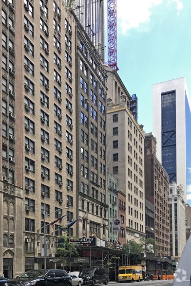 119-121 W 57th St, New York, NY à louer - Photo de l’immeuble – Image 3 sur 10