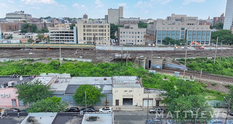 151-03 94th Ave, Jamaica, NY à vendre - Photo de l’immeuble – Image 1 sur 2