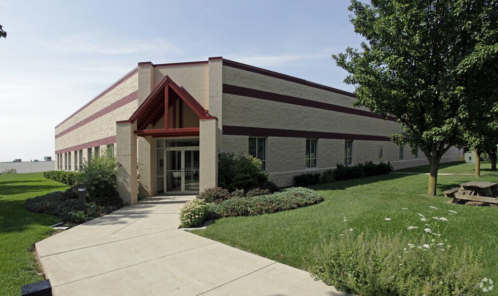 5515 S Westridge Dr, New Berlin, WI à louer - Photo de l’immeuble – Image 3 sur 6