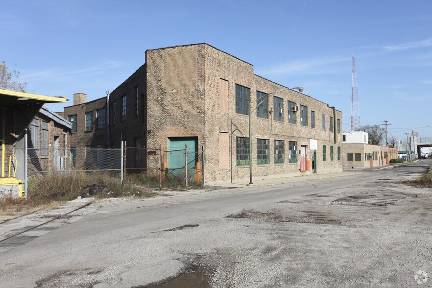 5724 W Armitage Ave, Chicago, IL à vendre - Photo de l’immeuble – Image 2 sur 5