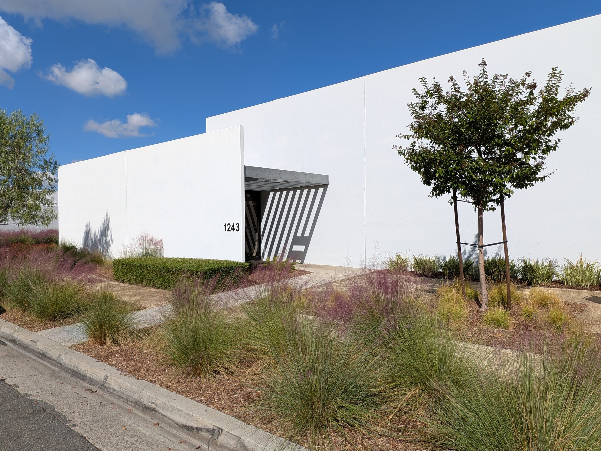 1203-1243 W Trenton Ave, Orange, CA à louer Photo principale– Image 1 sur 6