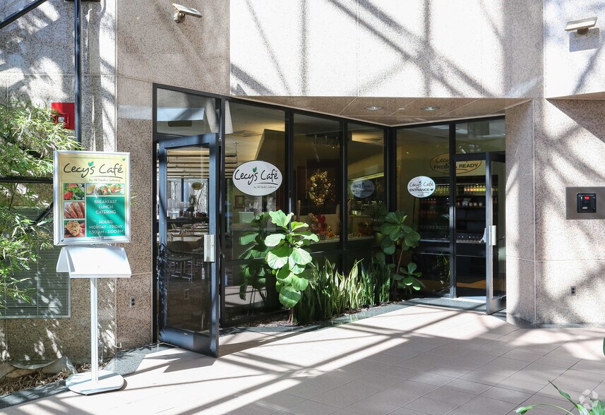 330 Whitney Ave, Holyoke, MA à louer - Hall d’entrée – Image 2 sur 11