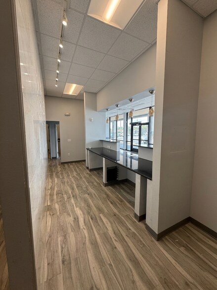 7701 W Hillsborough Ave, Tampa, FL à louer - Photo de l’immeuble – Image 2 sur 8