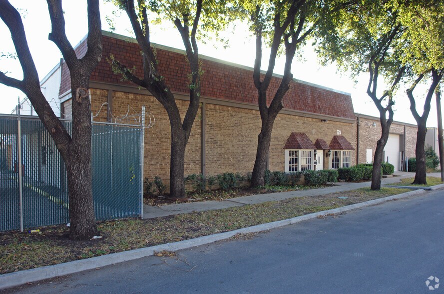 2214 Sulphur St, Dallas, TX à louer - Photo principale – Image 1 sur 2