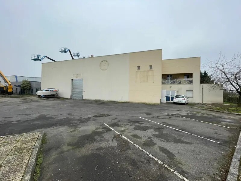 Local d'activités dans Méry-sur-Oise à vendre Photo de l’immeuble– Image 1 sur 11