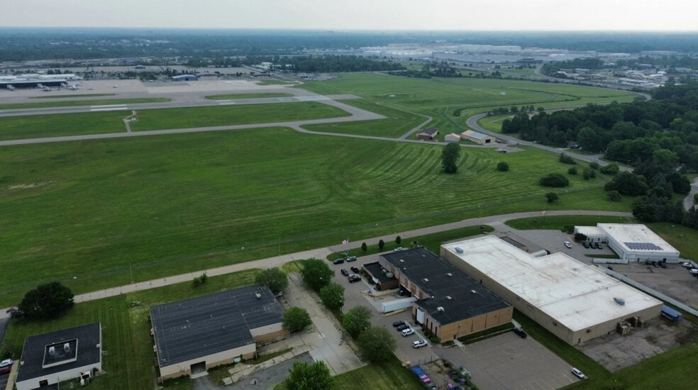 3027 Airpark Dr N, Flint, MI à vendre - Photo de l’immeuble – Image 3 sur 7