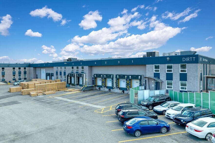 7504 30th St SE, Calgary, AB à louer - Photo de l’immeuble – Image 2 sur 8