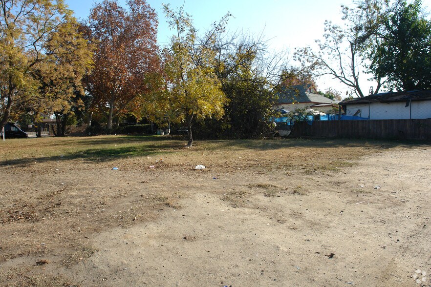 469 E Valeria St, Fresno, CA à vendre - Photo de l’immeuble – Image 2 sur 5