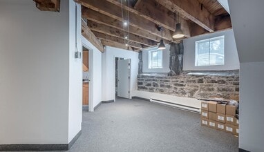 329 Rue de la Commune O, Montréal, QC à louer Photo intérieure– Image 2 sur 5
