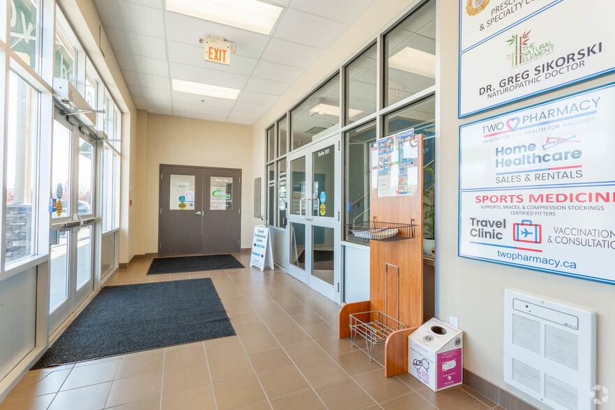 100 Grande Blvd, Cochrane, AB à louer - Hall d’entrée – Image 3 sur 10