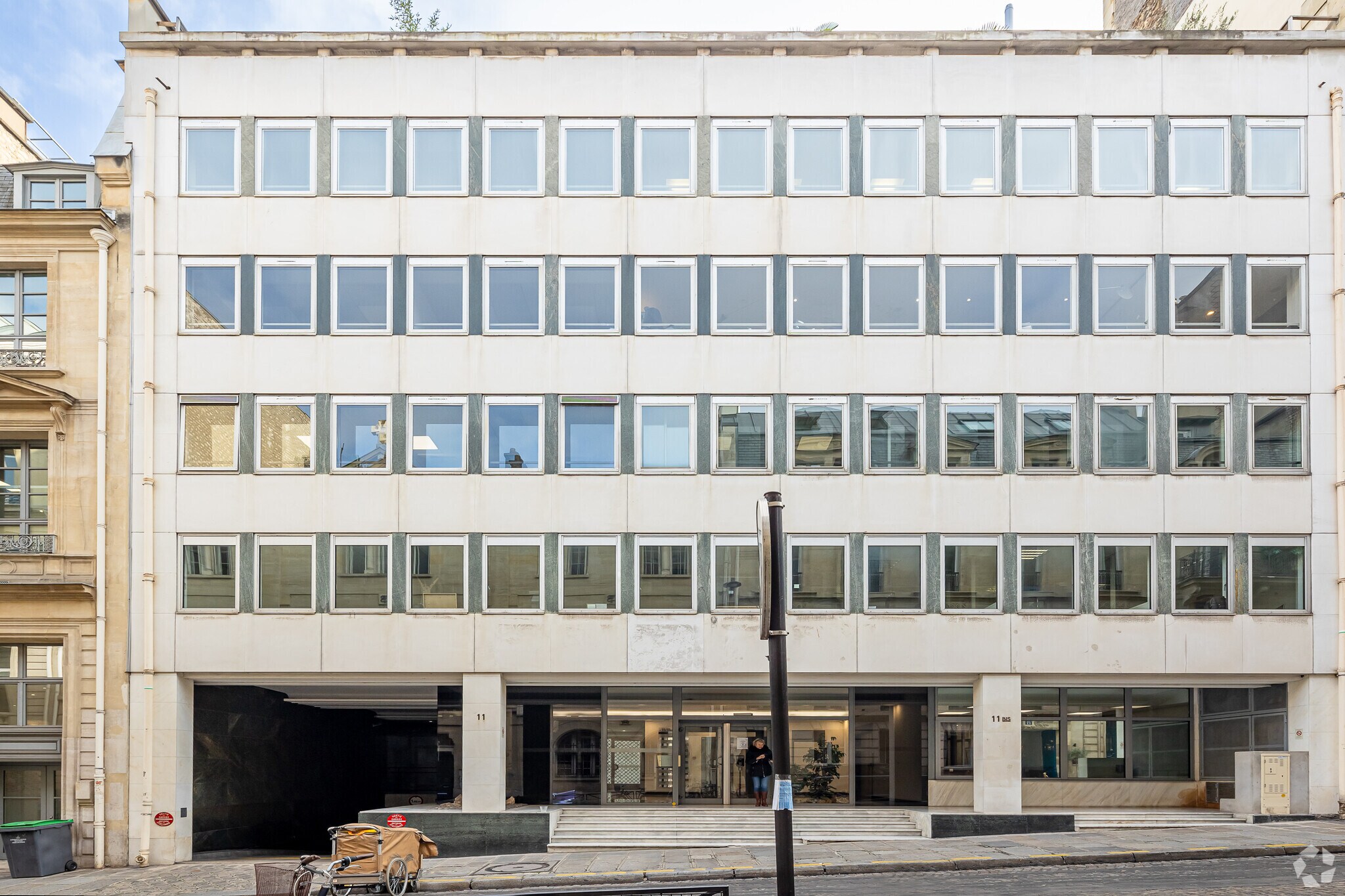 11-11 Rue Christophe Colomb, Paris à louer Photo principale– Image 1 sur 19