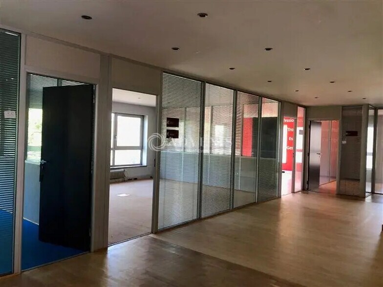 Bureau dans Voisins-le-Bretonneux à vendre - Photo de l’immeuble – Image 2 sur 5