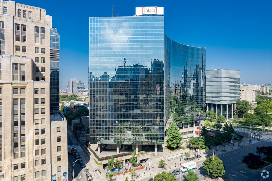 700 University Ave, Toronto, ON à louer - Photo de l’immeuble – Image 3 sur 12