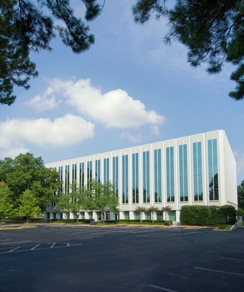 200 Glenridge Point Pky, Atlanta, GA à louer - Photo de l’immeuble – Image 2 sur 6