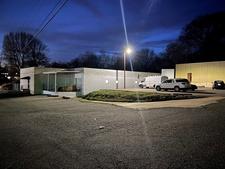 876 W Main St, Spartanburg, SC à louer - Photo de l’immeuble – Image 2 sur 37