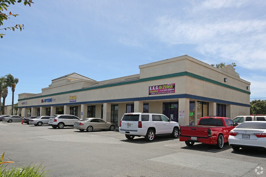 2521 W McFadden Ave, Santa Ana, CA à louer - Photo principale – Image 1 sur 4