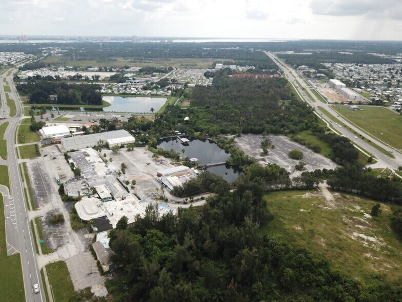 2787 N Tamiami Trl, North Fort Myers, FL à vendre - Aérien – Image 2 sur 6