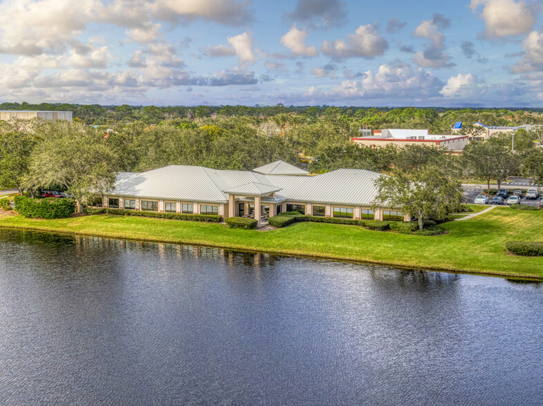 215 Baytree Dr, Melbourne, FL à louer - Photo de l’immeuble – Image 3 sur 18