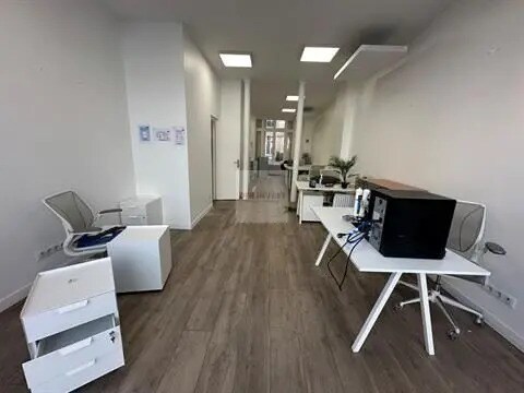 Local commercial dans Paris à louer - Photo de l’immeuble – Image 2 sur 9