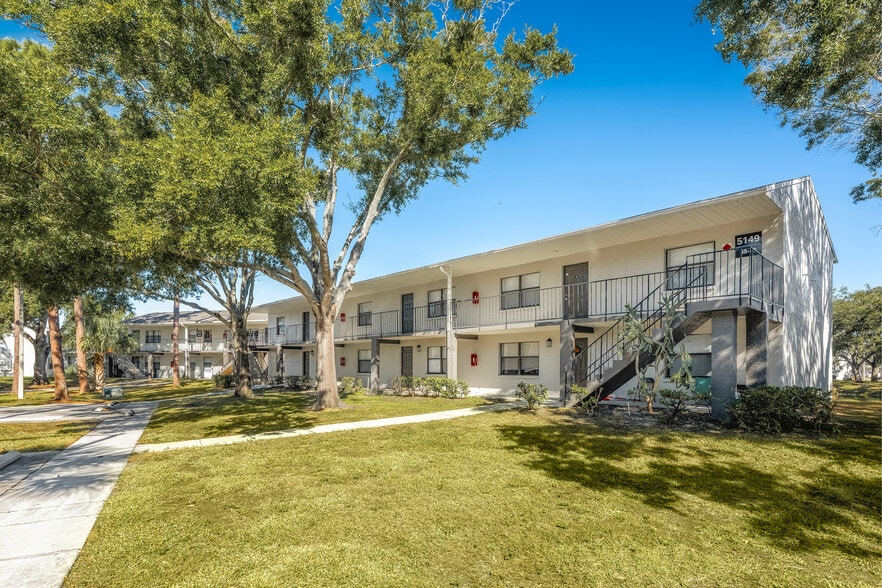 16321 Bolesta Rd, Clearwater, FL à vendre - Photo principale – Image 1 sur 30