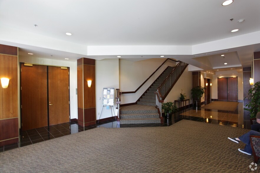 11919 Foundation Pl, Gold River, CA à louer - Hall d’entrée – Image 3 sur 15