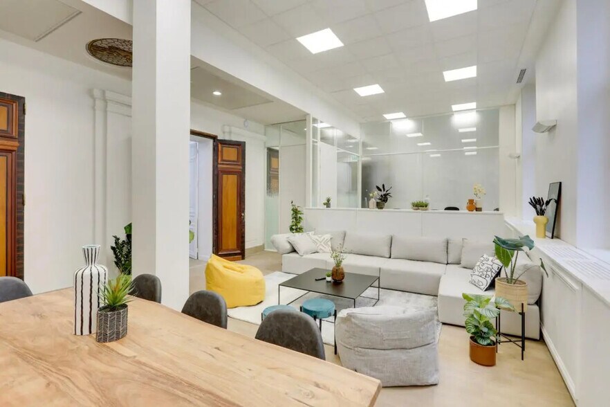 23 Rue Taitbout, Paris à louer - Photo de l’immeuble – Image 2 sur 12