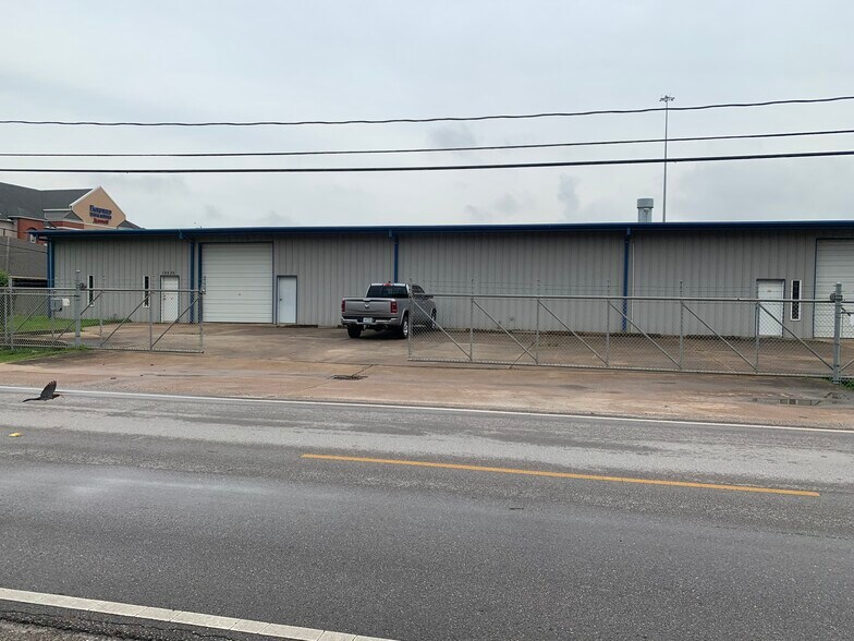 15825 1st St, Channelview, TX à louer - Photo de l’immeuble – Image 1 sur 8