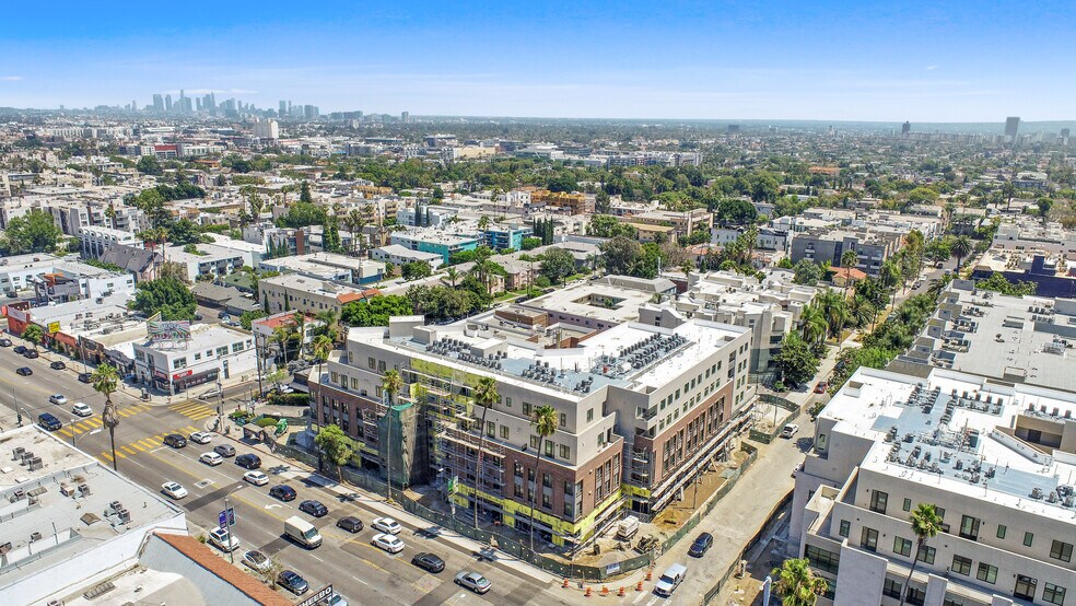 7566 W Sunset Blvd, Los Angeles, CA à louer - Photo de l’immeuble – Image 1 sur 10