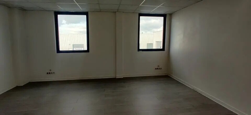 Bureau dans Grigny à louer - Photo de l’immeuble – Image 2 sur 4
