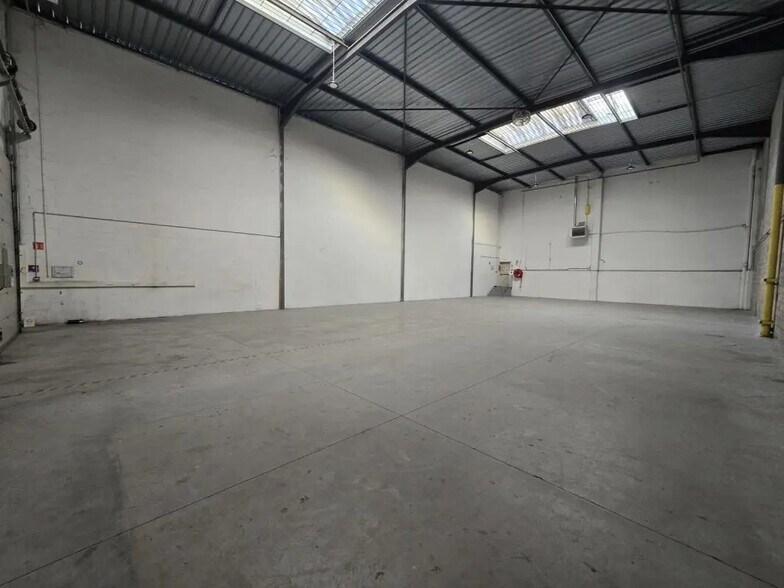 Local d’activités dans Saint-Ouen-sur-Seine à louer - Photo de l’immeuble – Image 3 sur 6