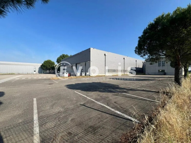 Local d'activités dans Saint-Priest à vendre - Photo de l’immeuble – Image 2 sur 12