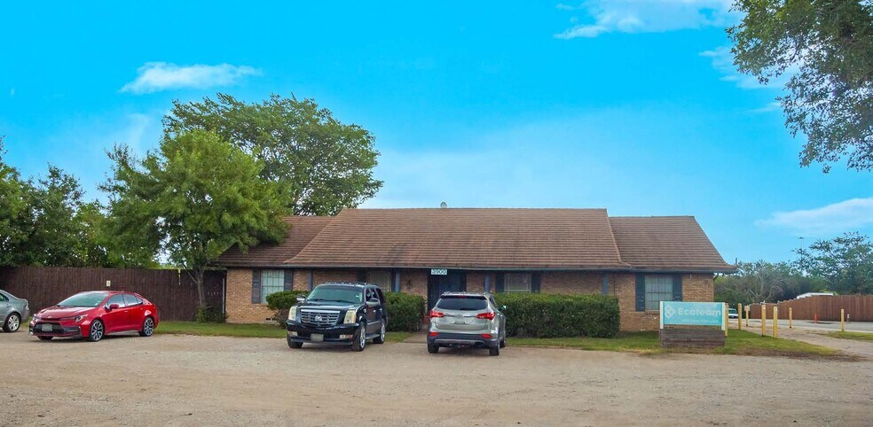 3900 Valley View Ln, Irving, TX à louer - Photo de l’immeuble – Image 3 sur 4