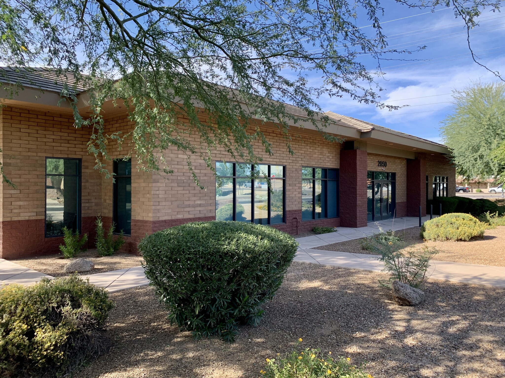 2050 S Cottonwood Dr, Tempe, AZ à louer Photo de l’immeuble– Image 1 sur 12