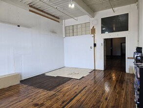 208 S Pulaski St, Baltimore, MD à louer Photo intérieure– Image 2 sur 6