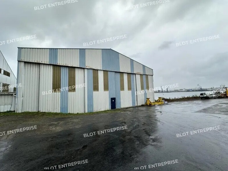 Local d'activités dans Locmiquélic à vendre - Photo de l’immeuble – Image 2 sur 7