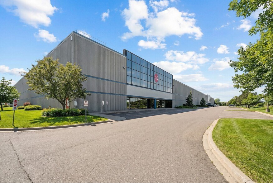 200 Chrysler Dr, Brampton, ON à louer - Photo de l’immeuble – Image 3 sur 5