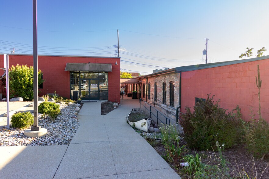 1213 Center St, Lansing, MI à vendre - Photo de l’immeuble – Image 2 sur 37