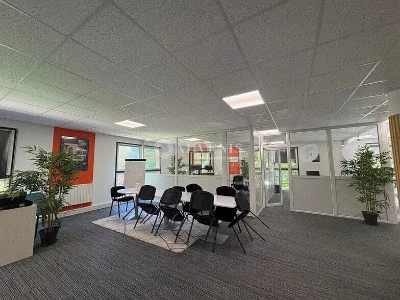 Bureau dans Montigny-le-Bretonneux à louer - Photo de l’immeuble – Image 3 sur 3