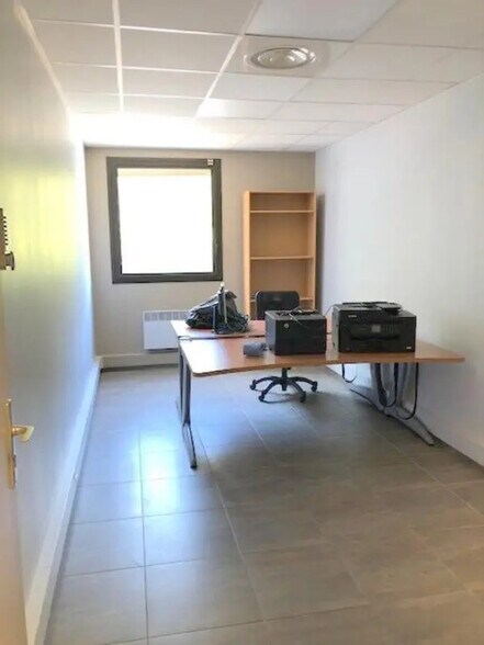 Bureau dans Les Alluets-le-Roi à louer - Photo de l’immeuble – Image 3 sur 9