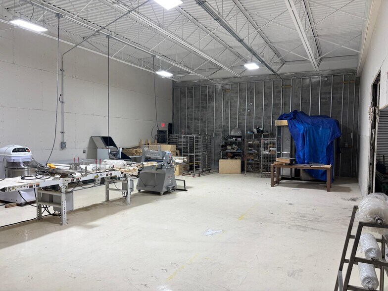 4671-4685 E 11th Ave, Hialeah, FL à louer - Photo de l’immeuble – Image 3 sur 14